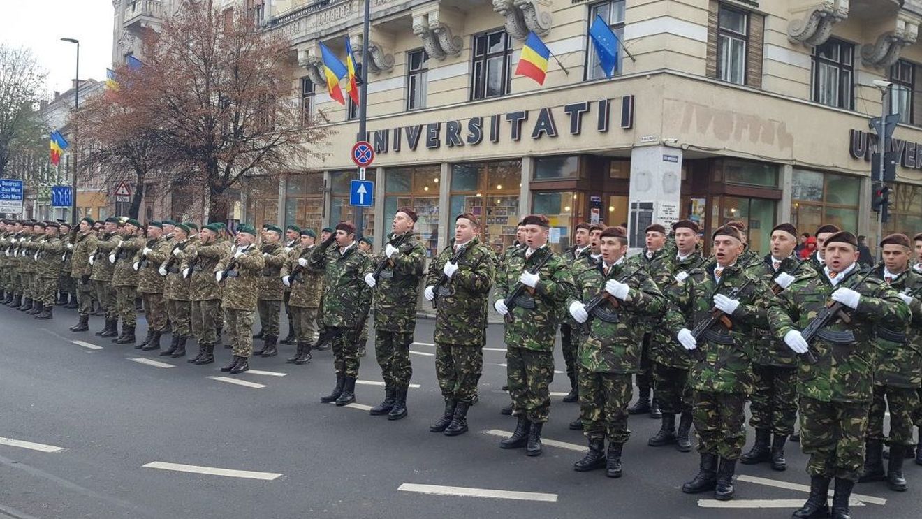 Moment simbolic în Cluj: armata a dat onorul în același loc în care armata a tras în revoluționari în decembrie 1989 - Transilvania Reporter