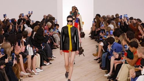 Loewe primăvară-vară 2026: McCollough și Hernandez debutează cu o colecție plină de culoare, texturi inovatoare și piese din piele sculptată