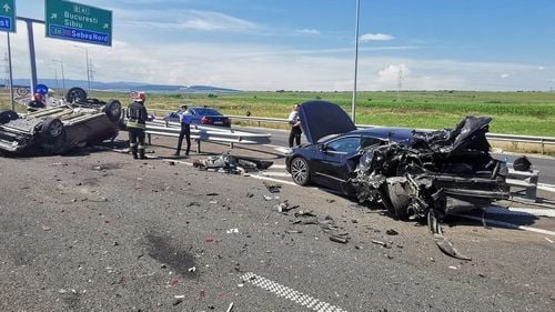 Accident pe A10, între Alba Iulia și Sebeș: două mașini s-au făcut praf, trei adulți și un copil au fost duși la spital / Mașina de poliție venită la locul evenimentului, acroșată de un tir