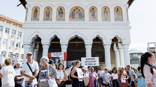 VIDEO Zeci de persoane au protestat în fața prefecturii din Târgu Jiu după eutanasierea a 60 de câini