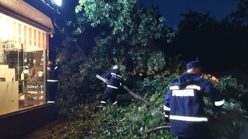 Toate străzile din municipiul Galaţi au fost inundate după o rupere de nori. A căzut grindină și mulți copaci s-au rupt, iar transportul public a fost întrerupt