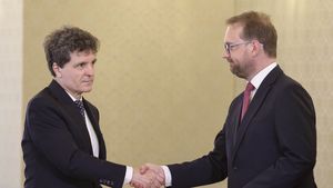 VIDEO Dominic Fritz după consultările cu Nicușor Dan: Vrem guvern minoritar cu PNL și UDMR / USR nu va vota un guvern PSD / Anticipatele ar fi o soluție
