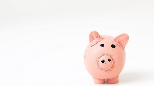 STUDIU Numărul persoanelor care reușesc să pună bani deoparte de la o lună la alta a crescut cu 9% / În pandemie au scăzut cheltuielile zilnice, dar și cele cu călătoriile