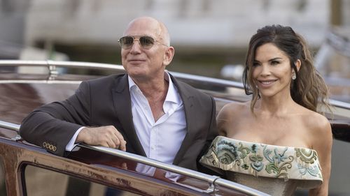 „Diavolul se îmbracă de la Prada 2” îi ironizează pe Jeff și Lauren Bezos, cuplul influent care finanțează Gala Met