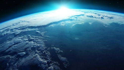 Pământul reflectă din ce în ce mai puţină lumină solară, potrivit unui studiu de specialitate / Scăderea concentraţiei de gheaţă marină şi a stratului de zăpadă în emisfera nordică a contribuit la întunecarea atmosferei