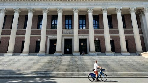 Harvard, în discuții cu alte universități din SUA și străinătate pentru a-i primi temporar studenții internaționali interziși de Trump – Financial Times