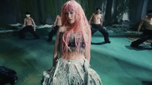 Vedeta K-pop Nana a imobilizat un hoţ / Ea se afla acasă, iar hoțul a fost prins cu ajutorul mamei acesteia / Ambele au fost internate cu răni
