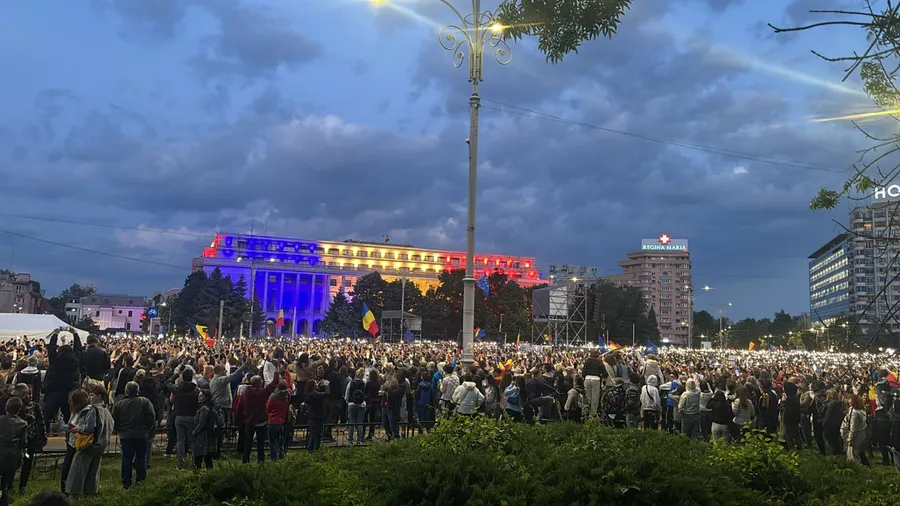 miting electoral nicusor dan piata victoriei lanterne aprinse