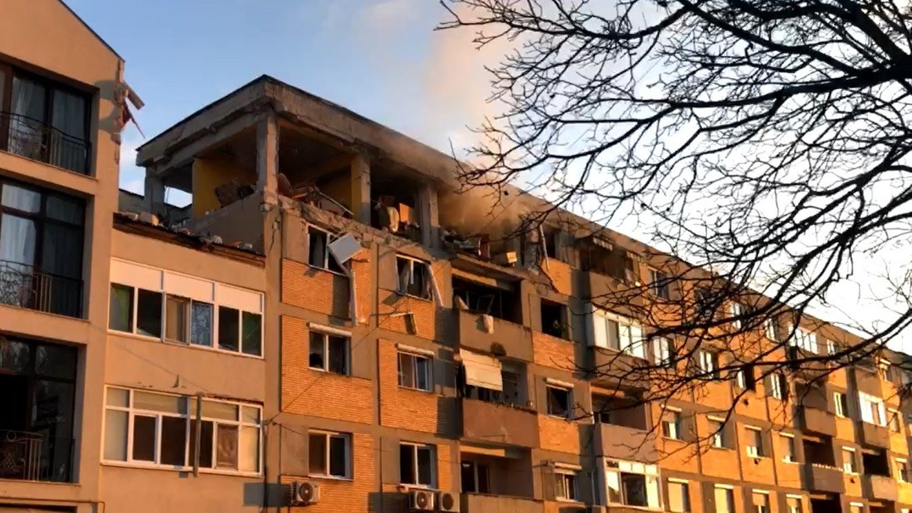 VIDEO Explozie urmată de incendiu într-un bloc din Carei: 11 persoane rănite, dintre care 3 sunt intubate / S-a activat Planul Roşu