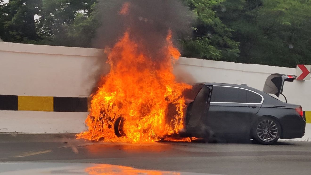 O mașină a luat foc în curba periculoasă de la Lintești