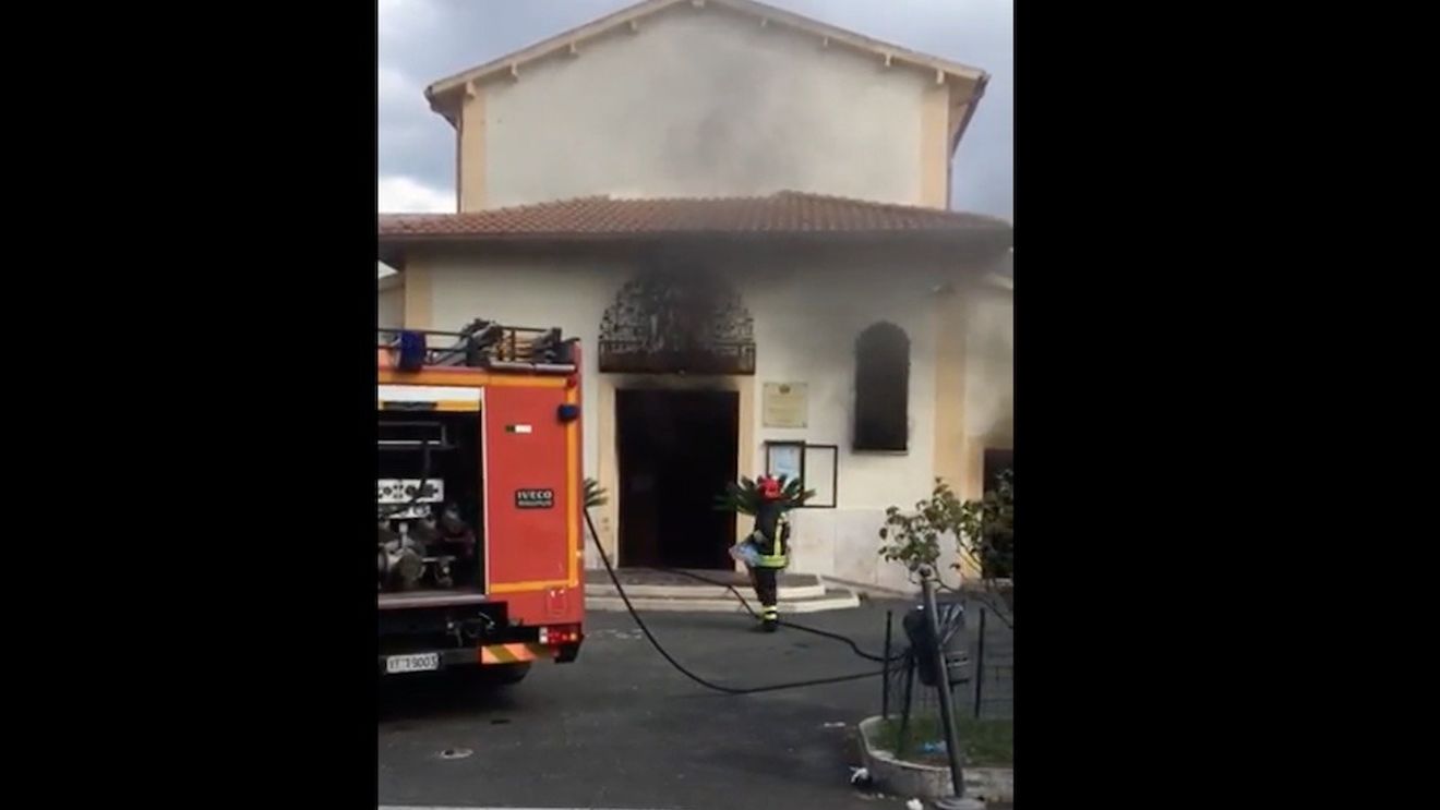 A ars biserica românească dintr-un sat de lângă Roma. Posibilă cauză: un scurt-circuit la un frigider