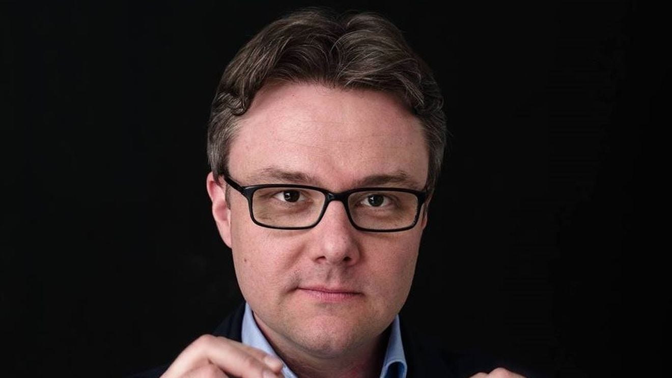 Butoanele din lift și parcurile dintre blocuri – zone cu mare potențial de încărcare virală. Vlad Mixich: Imaginea mămicii care dezinfectează totul, motiv de bancuri până acum, este astăzi o recomandare