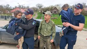 Rebeca și Melisa, fetițele dispărute dintr-un oraș din Mureș, au fost găsite într-o pădure / Micuțele au fost salvate de un pădurar