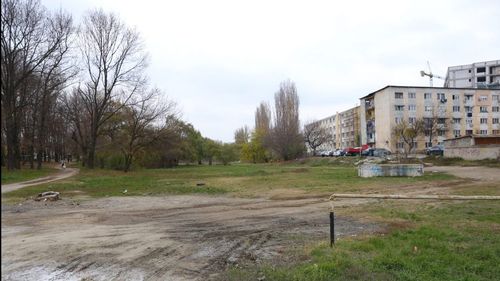 Doi tineri, suspectaţi că au jefuit o femeie în unul dintre cele mai mari parcuri din Craiova. Unul dintre atacatori are doar 13 ani