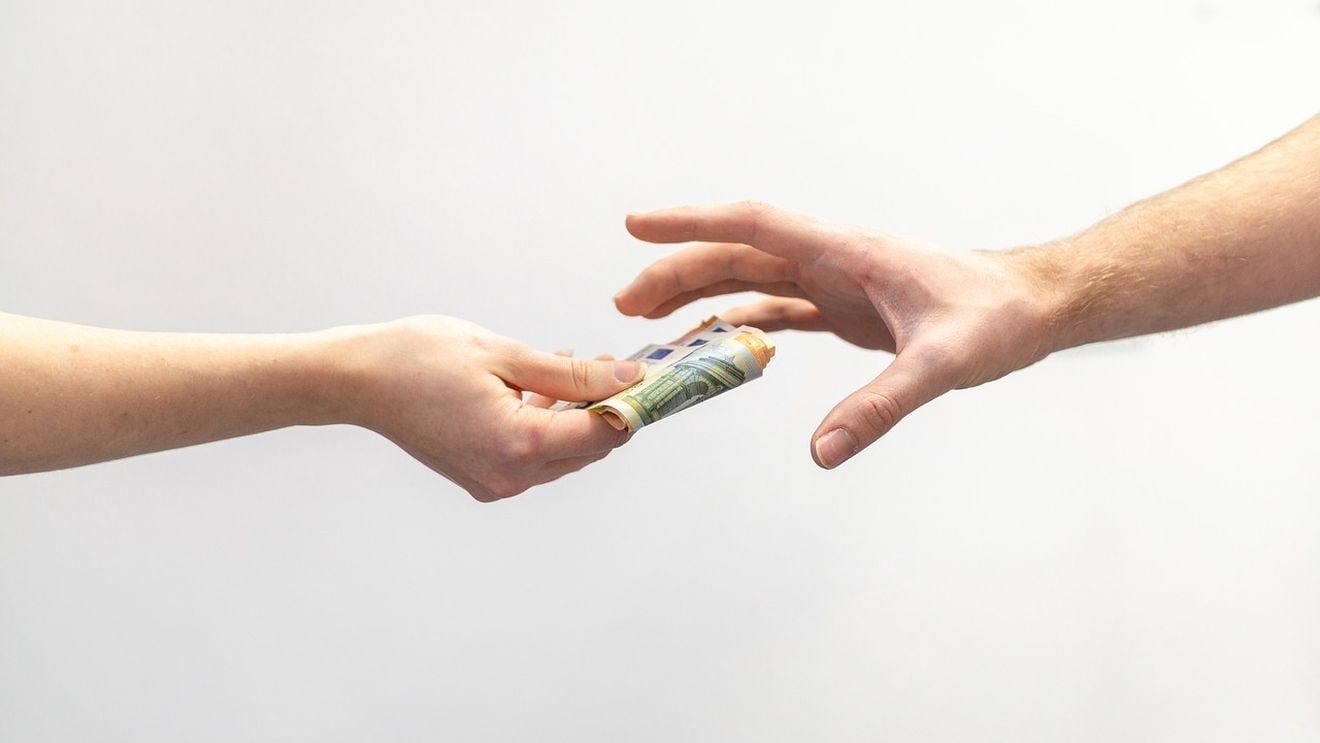 Proiect în campania electorală: Peste 6.300 de euro indemnizaţie pentru profesorii care se pensionează şi au 30 de ani vechime, câte două salarii minime pe an pentru ceilalţi, plus cursuri gratuite