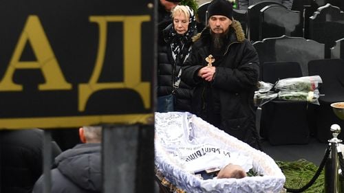 LIVE VIDEO Alexei Navalnîi, înmormântat la cimitirul Borisovskoie din Moscova, în prezența părinților săi / Mulțimi de oameni mărșăluiesc și scandează în drum spre cimitir / Primele imagini cu sicriul deschis al opozantului rus / Kremlin: Orice adunări neautorizate încalcă legea