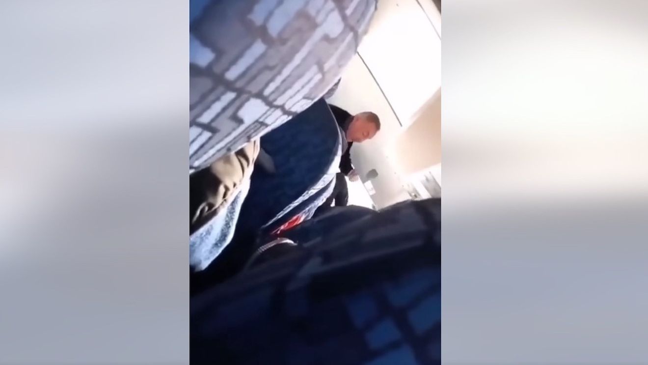 VIDEO Șoferul unui microbuz de transport public din Bacău care a lovit cu pumnii o bătrână a fost reținut