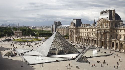 Muzeul Luvru din Paris a fost închis după un jaf
