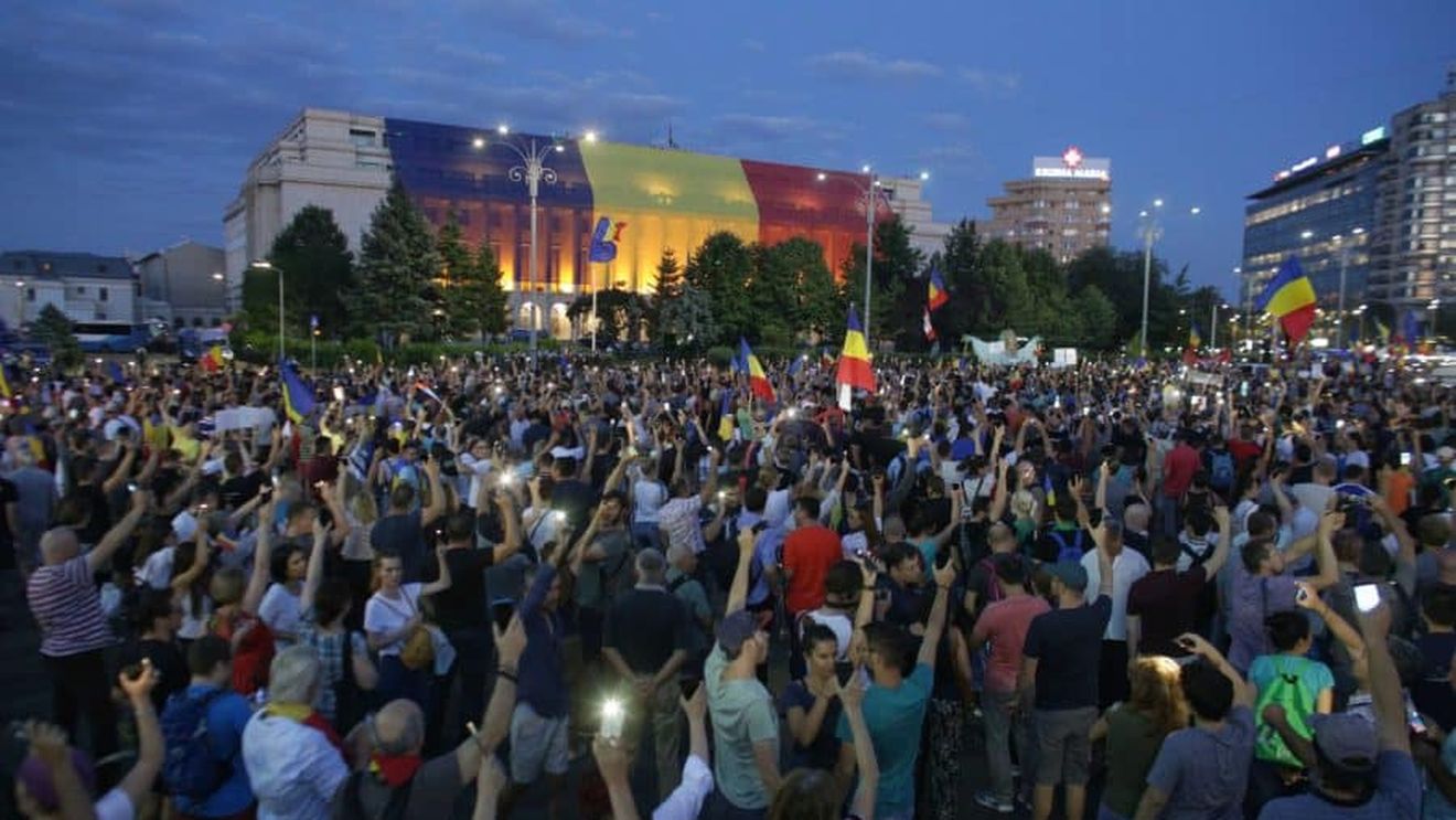 Peste 100.000 de oameni au protestat sâmbătă, pentru a doua zi consecutiv, în București și în marile orașe / În afară de câteva incidente minore, manifestația din Piața Victoriei s-a desfășurat pașnic