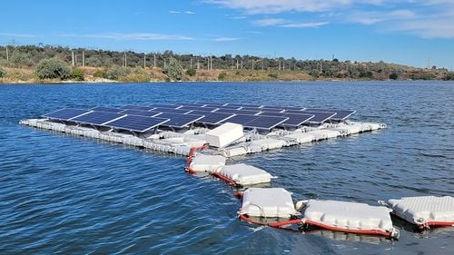 FOTO Un sistem fotovoltaic plutitor a fost pus în funcțiune, în premieră, în Portul Constanța