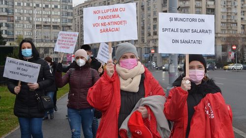 Sindicaliştii Sanitas au organizat un protest spontan în faţa Guvernului, nemulţumiţi de nerespectarea legii salarizării