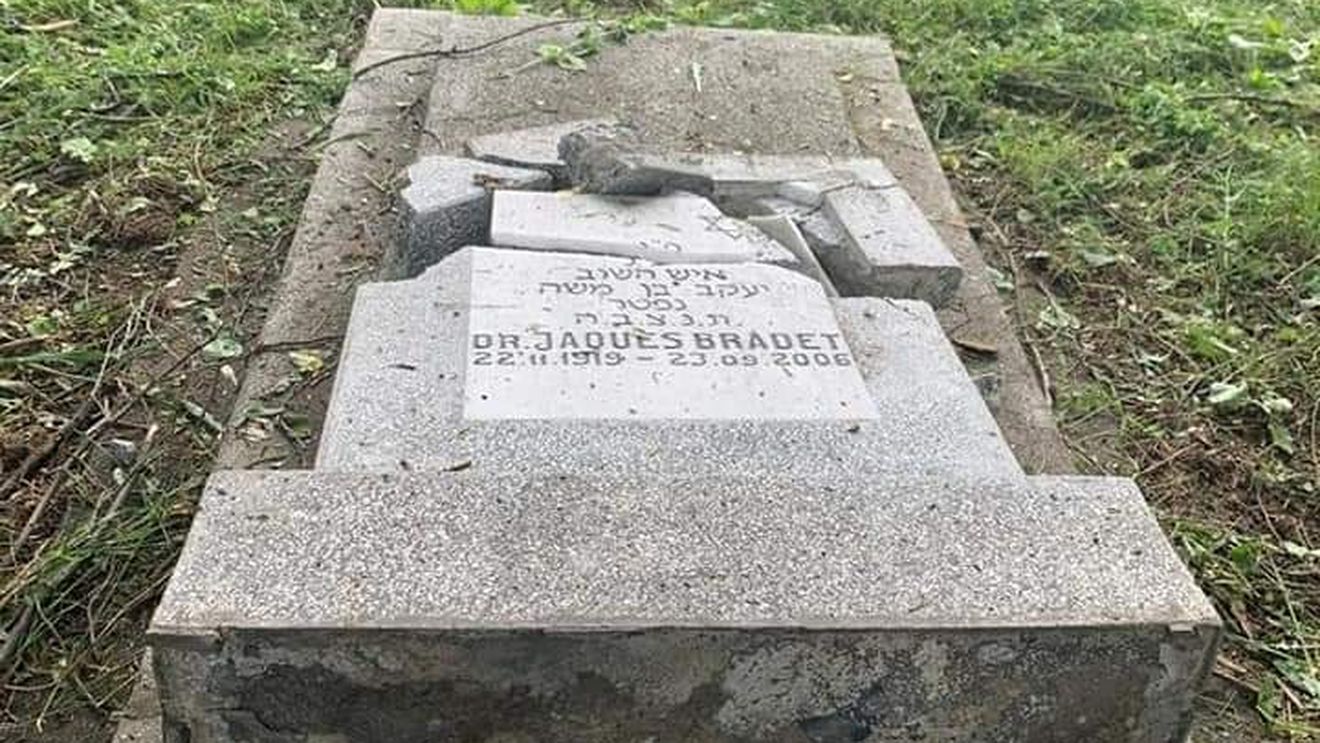 Trei tineri au fost reținuți după ce mai multe monumente funerare din Cimitirul Evreiesc au fost distruse