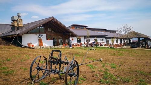 Ministerul Turismului precizează că nu avea atribuții să solicite autorizație de construcție sau de securitate la incendiu, pentru clasificarea pensiunii Ferma Dacilor