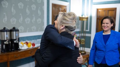 Moment istoric la Belfast: Premierul britanic, Rishi Sunak, o îmbrățișează pe noua șefă a Executivului Irlandei de Nord, politiciana separatistă Michelle O’Neill
