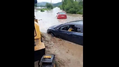 VIDEO Mașini cu pasageri luate de viitură în județul Arad / Toate persoanele au fost salvate