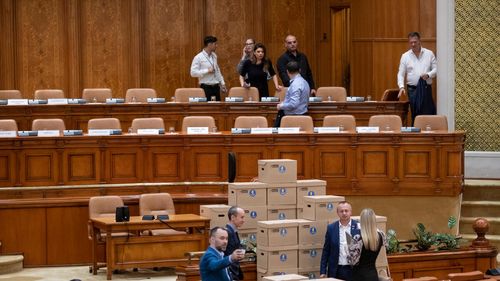 Partidul extremist AUR susține că a strâns 2 milioane de semnături pentru demiterea președintelui Klaus Iohannis și a adus cutiile cu documente în plenul Camerei Deputaților