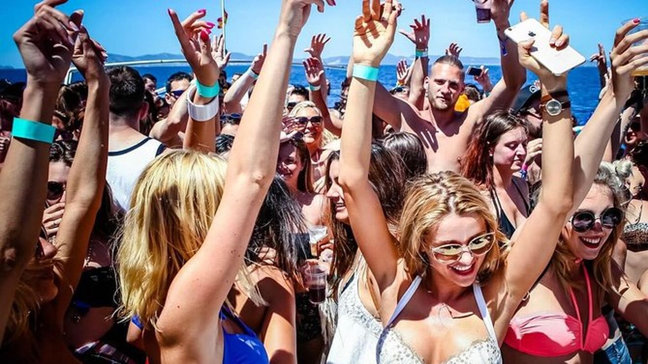 Mallorca şi Ibiza impun restricţii privind consumul de alcool pe domeniul public / ”Decretul privind turismul responsabil” urmează să intre în vigoare