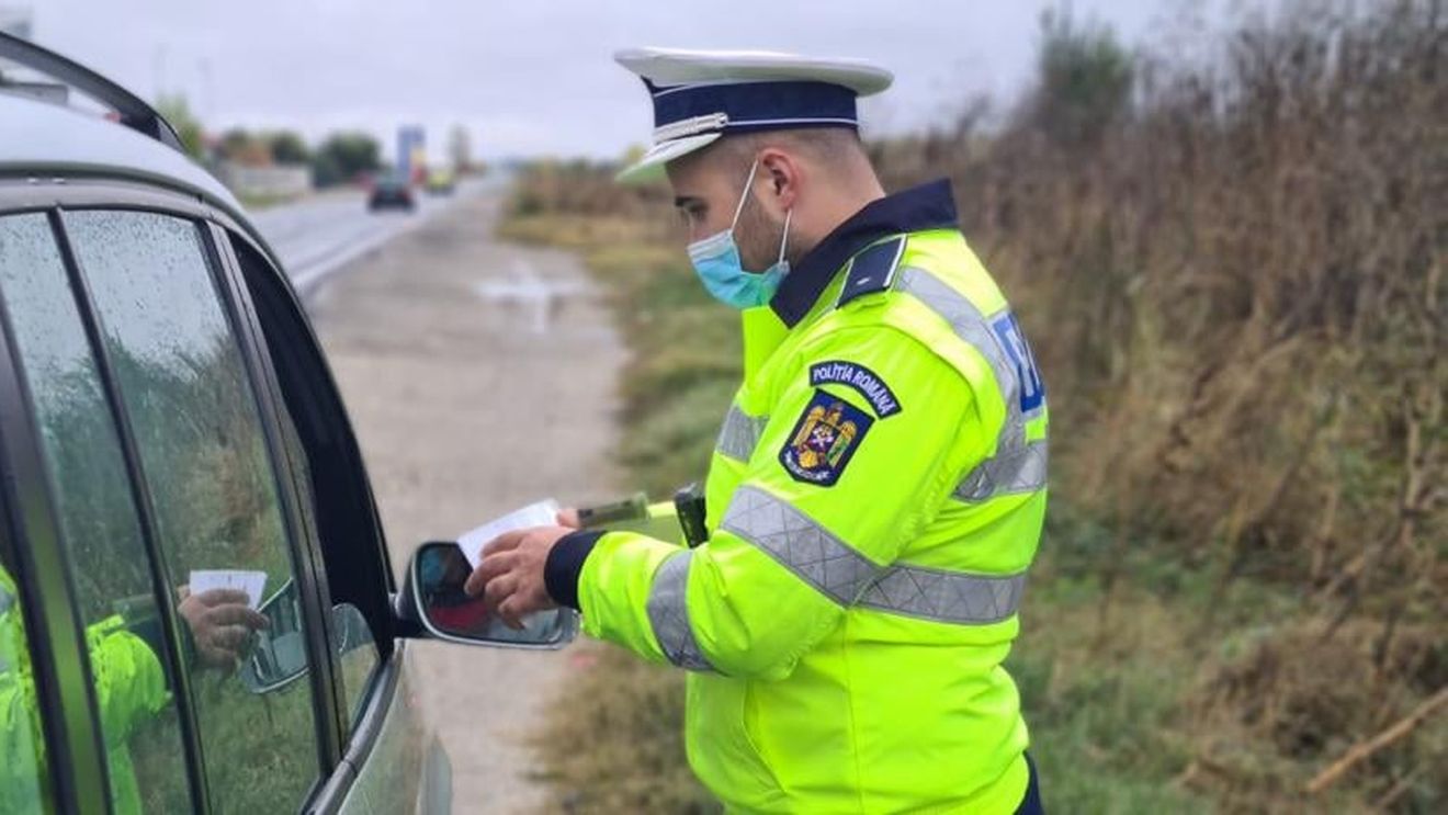 Un sucevean și-a reclamat pentru a doua oară tatăl că a plecat la plimbare cu mașina, deși era băut / Polițiștii l-au oprit în trafic și l-au încătușat pentru că devenise agresiv