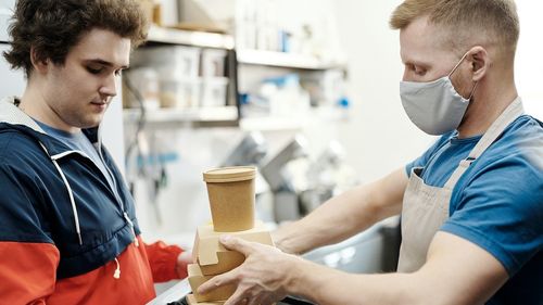 BREAKING Persoanele cu test negativ nu mai pot intra în restaurante, săli de sport, nunți, botezuri și stadioane în localitățile cu peste 6 la mie / Au acces doar persoanele vaccinate sau trecute prin boală / Școlile nu se mai închid peste 6 la mie