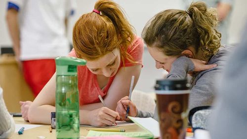 Biserica Ortodoxă se opune ”educației sexuale” ca materie separată în școli și spune că ghidul OMS prevede predarea unor noțiuni despre masturbare încă de la grupa 0-4 ani