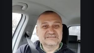 Curtea de Apel București a revocat controlul judiciar în cazul avocatului Mihai Rapcea, acuzat că a distribuit un clip video cu salutul fascist
