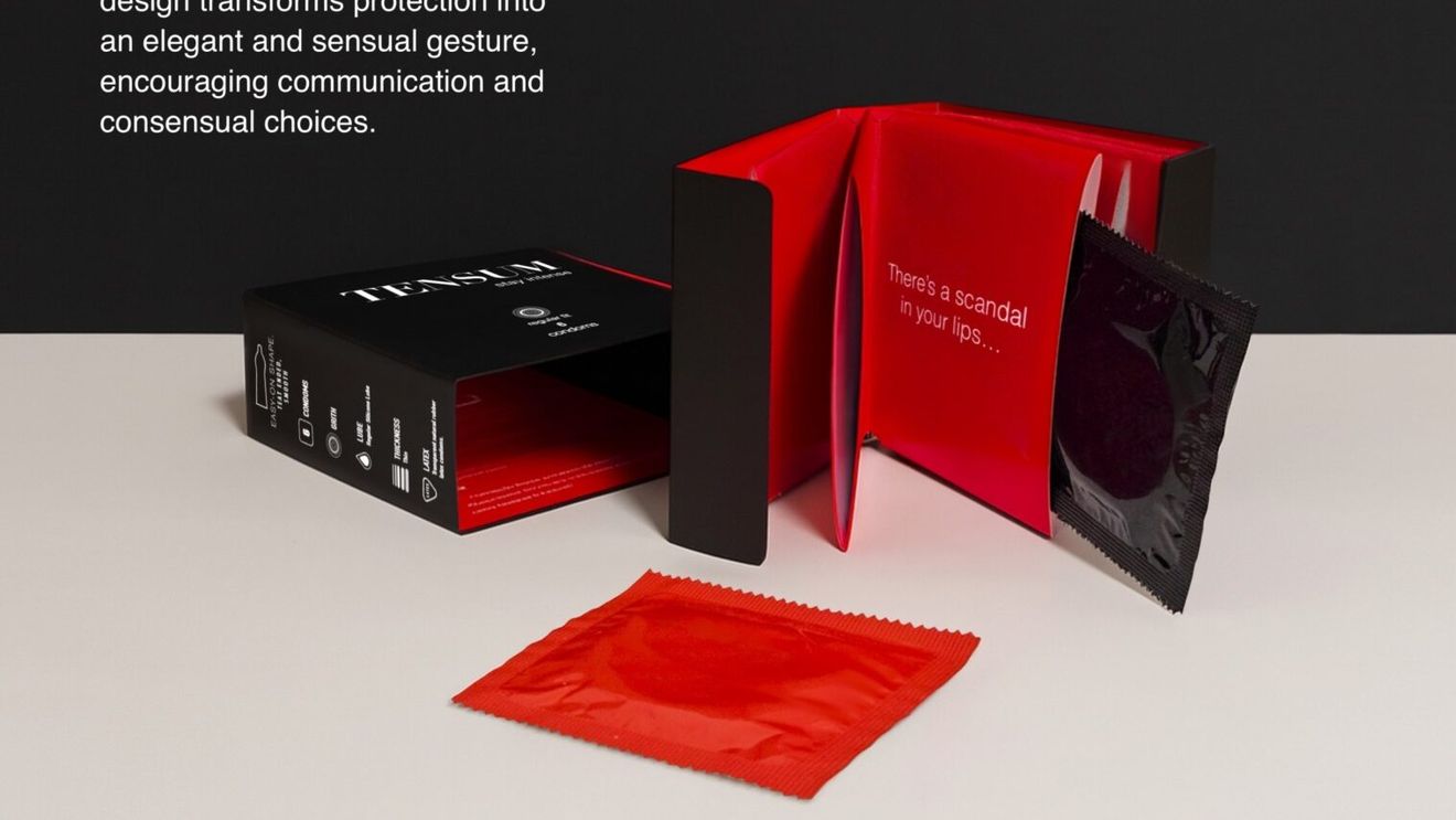 O studentă la Universitatea de Artă și Design din Cluj a câștigat o distincție la Gala premiilor europene pentru design de ambalaj cu o cutie de prezervative în formă de carte