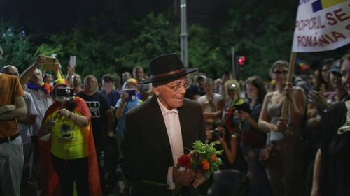VIDEO Seniorul Mihai Șora a fost primit cu aplauze și îmbrățișări în Piața Victoriei. A fost și vineri seară la protest și a încasat gaze lacrimogene