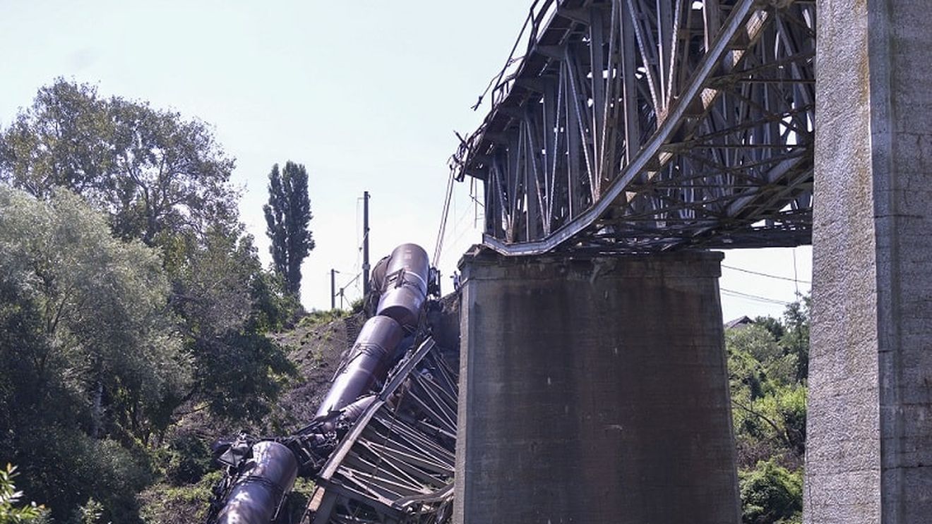 FOTOGALERIE 7 vagoane ale unui marfar au căzut în gol după ce un viaduct s-a rupt. Traficul feroviar este oprit în apropiere de Craiova