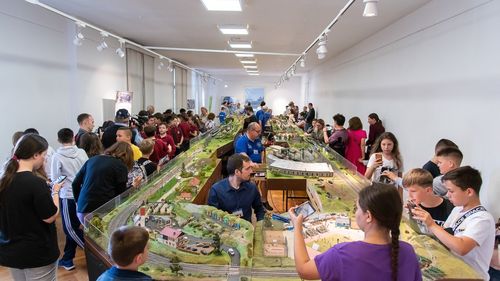 GALERIE FOTO Colecționari din trei țări au expus la Arad cel mai mare circuit de trenuleţe din România: Unele dintre piesele expuse sunt rare şi valorează mii de euro, obținute în ani de zile