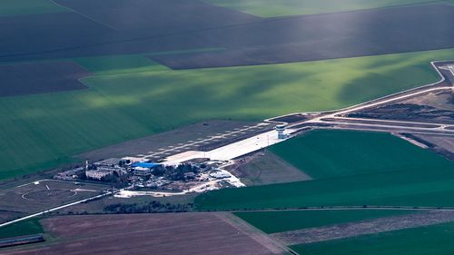 Guvernul vrea punct de frontieră și punct vamal pe Aeroportul Tuzla, care va prelua traficul internațional civil, pentru ca Aeroportul Kogălniceanu să rămână exclusiv aeroport militar / Aeroportul Tuzla este un aeroport privat, controlat de controversatul om de afaceri Dorin Ivașcu