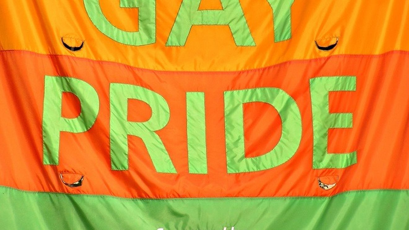 Contramanifestaţie homofobă dispersată cu tunuri de apă şi gaze lacrimogene la o defilare Gay Pride în Polonia