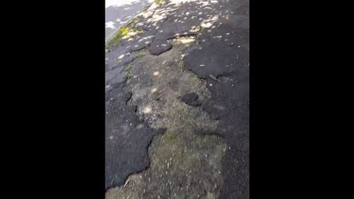 Italia: Un pensionar a fost amendat cu aproape 900 de euro după ce a reparat o groapă în asfalt