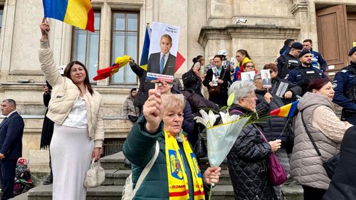VIDEO Melodia pe versurile poeziei „Avem o țară” atribuită poetului legionar Radu Gyr, pusă la boxe în fața Curții de Apel București de către susținătorii pro-rusului Călin Georgescu / Fostul candidat la prezidențiale a ajuns la instanță