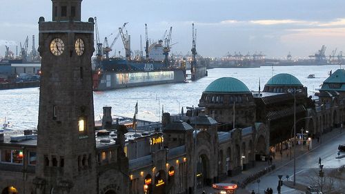 Comisia Europeană a avertizat guvernul german anul trecut să nu aprobe o investiție a companiei chineze Cosco în portul Hamburg - Handelsblatt