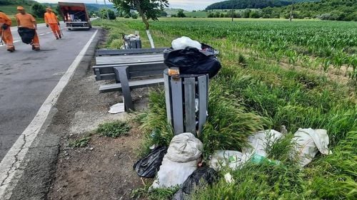 Drumarii brașoveni anunță că șoselele sunt sufocate de gunoaie: Avem nevoie de sprijinul vostru! / Se strâng 7 basculante de deșeuri de pe drumuri naționale din județul Brașov