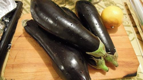 VIDEO Ai face salată de vinete sau zacuscă, dar nu-ți place să cureți vinetele? Iată două metode prin care poți rezolva problema repede și fără a-ți murdări bucătăria