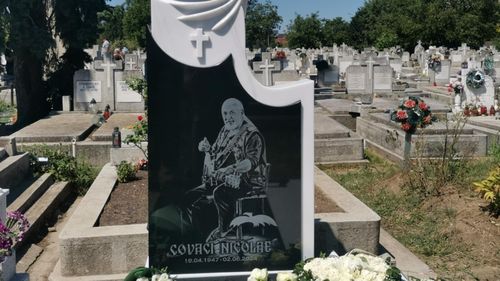 FOTO VIDEO Monumentul funerar al lui Nicu Covaci, inaugurat la un an de la dispariția liderului Phoenix