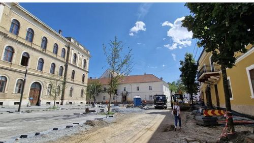 Activiștii din Cluj Napoca revoltați că Primăria ține centrul orașului blocat în șantiere de mai bine de doi ani / Termen de finalizare a lucrărilor amânat din vară pentru iarnă