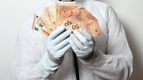 Doi medici de la Spitalul Câmpulung Moldovenesc, anchetaţi pentru luare de mită / Sunt suspectați că ar fi încasat diverse sume de bani şi bunuri necuvenite de la pacienţi sau aparţinătorii acestora