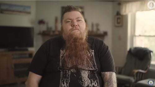 O femeie din Michigan a intrat în Cartea Recordurilor cu cea mai lungă barbă din lume/ Ce probleme medicale au determinat-o să ia decizia